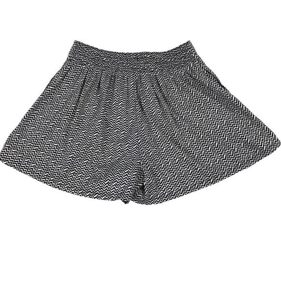 American Eagle Outfitters Chevron Print, High Rise Shorts size Small - Picture 2 of 5